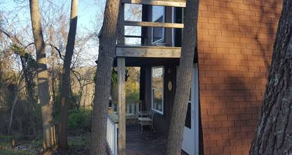 Rauhallinen 2 makuuhuoneen A-kehysmökki sijaitsee 5 kilometrin päässä East State Streetiltä.