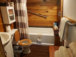 Een douche, een haardroger, handdoeken, zeep