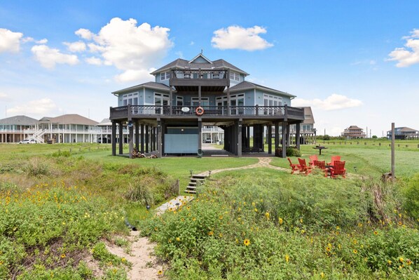 Exterior - WOW (Wade on the Water) - Amazing Beachfront with all the extras! (Crystal Beach)