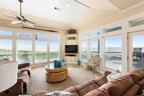 TV - WOW (Wade on the Water) - Amazing Beachfront with all the extras! (Crystal Beach)