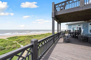 Property grounds - WOW (Wade on the Water) - Amazing Beachfront with all the extras! (Crystal Beach)