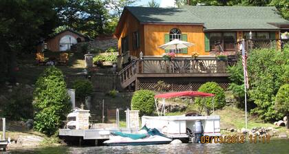 Trout Lake Waterfront Cottage en la región del parque Adirondack