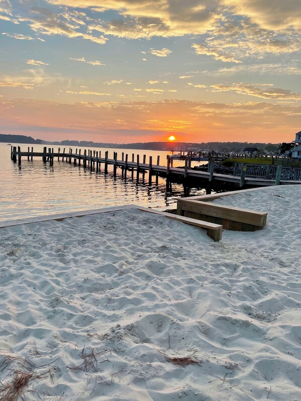 Sun loungers - Sweet Stay on Rehoboth Bay, Private Beach, Breathtaking Water Views & Parking (Dewey Beach)