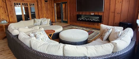 TV connectée, cheminée, chaßne hi-fi