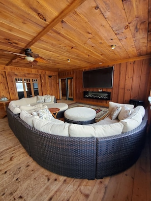 Smart-tv, pejs, stereoanlæg