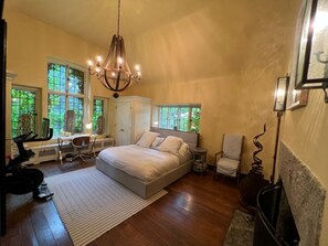 6 bedrooms, iron/ironing board, travel cot, WiFi