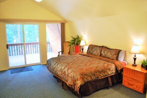 3 bedrooms, iron/ironing board, travel cot, free WiFi - Sleeps 13- 3 Full Bathrooms - Family memories around the FIRE PIT! (Duck Creek Village)