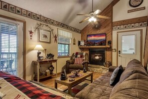 Smart TV, fireplace, video games, DVD player - 10 min to Dollywood/Cal Ripken Field, Firepit, Foosball, Hot Tub, Private (Sevierville)