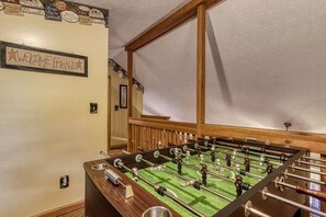 Games room - 10 min to Dollywood/Cal Ripken Field, Firepit, Foosball, Hot Tub, Private (Sevierville)