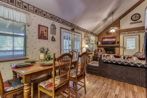 Interior - 10 min to Dollywood/Cal Ripken Field, Firepit, Foosball, Hot Tub, Private (Sevierville)