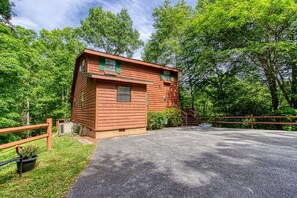 Exterior - 10 min to Dollywood/Cal Ripken Field, Firepit, Foosball, Hot Tub, Private (Sevierville)