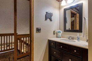 Interior - 10 min to Dollywood/Cal Ripken Field, Firepit, Foosball, Hot Tub, Private (Sevierville)