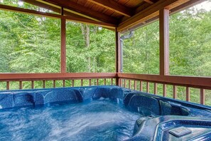 Outdoor spa tub - 10 min to Dollywood/Cal Ripken Field, Firepit, Foosball, Hot Tub, Private (Sevierville)