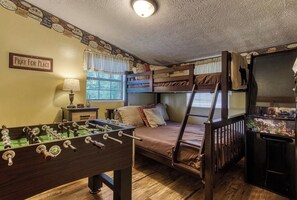 3 bedrooms, iron/ironing board, free WiFi, bed sheets - 10 min to Dollywood/Cal Ripken Field, Firepit, Foosball, Hot Tub, Private (Sevierville)