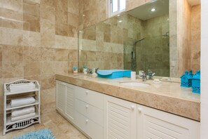 Douche, séchoir à cheveux, serviettes fournies, savon