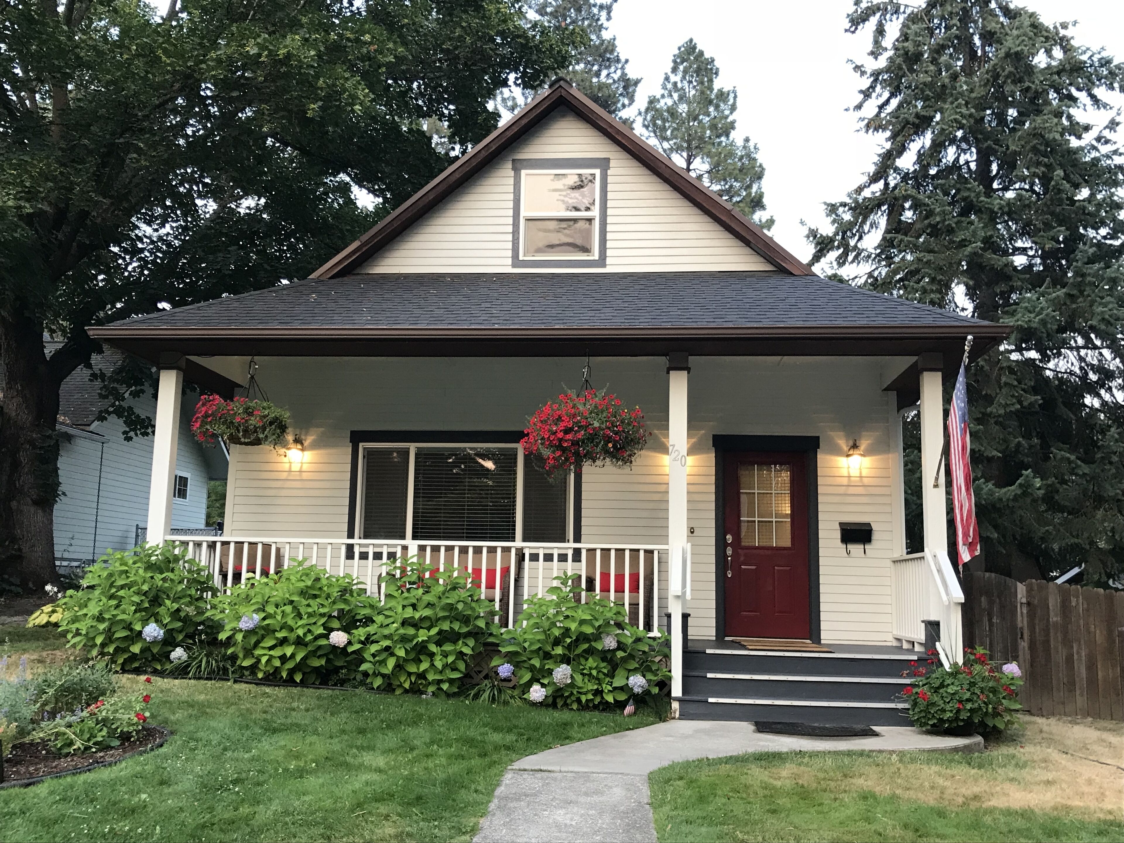 Charming Downtown Cottage  - 3 Blocks to Park & Beach