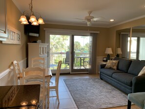 Smart TV, lettore DVD, libri