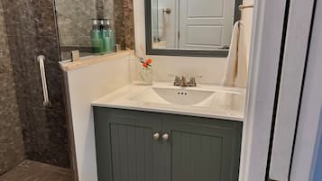 Dusche, Haartrockner, Handtücher, Seife