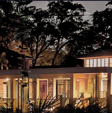 Exterior. Tropical, private, downtown