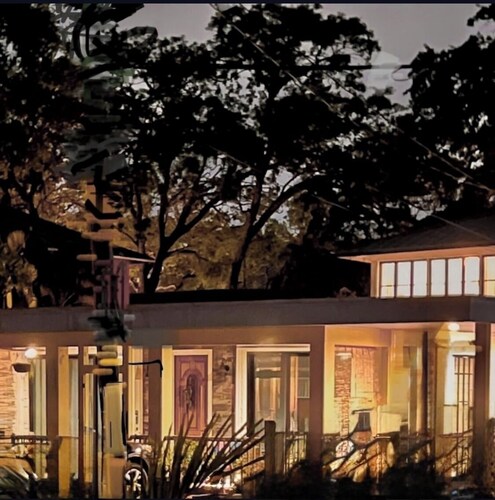 Tropical, private, downtown