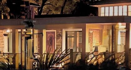 Tropical, private, downtown