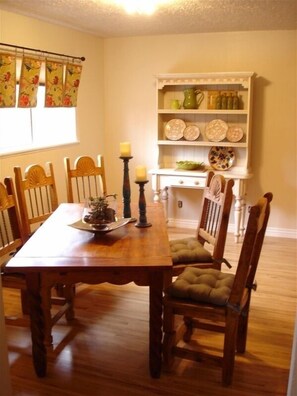 Dining - Enchanting and Stylish Southwestern 4BR Home (Santa Fe)
