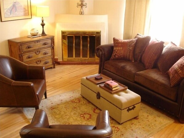 Flat-screen TV, fireplace, DVD player, books - Enchanting and Stylish Southwestern 4BR Home (Santa Fe)