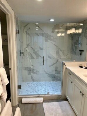 Combined shower/tub, hair dryer, towels