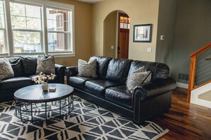 Smart TV, fireplace, DVD player, foosball - Amazing West Side * 2 King Suites * Walk Everywhere * 8 Person Hot Tub (Bend)