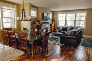 Interior - Amazing West Side * 2 King Suites * Walk Everywhere * 8 Person Hot Tub (Bend)