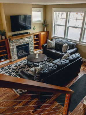 Smart TV, fireplace, DVD player, foosball - Amazing West Side * 2 King Suites * Walk Everywhere * 8 Person Hot Tub (Bend)