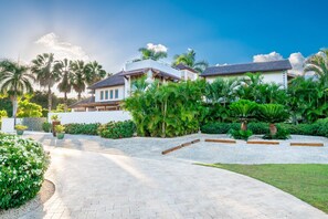 Property grounds - 8 BR "Villa Infinita" Golf View Luxury Villa (La Romana)