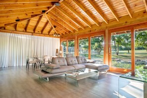 TV connectée, lecteur de DVD, baby-foot, livres