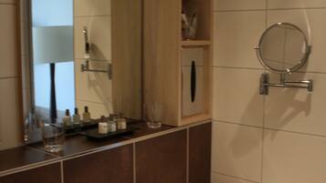 Ducha, artículos de tocador gratuitos, secador de pelo, toallas