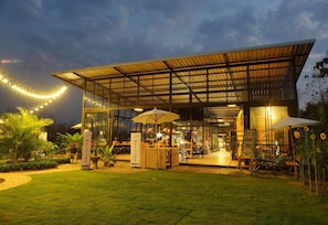 Bao gồm bữa sáng đặc sản địa phương hàng ngày