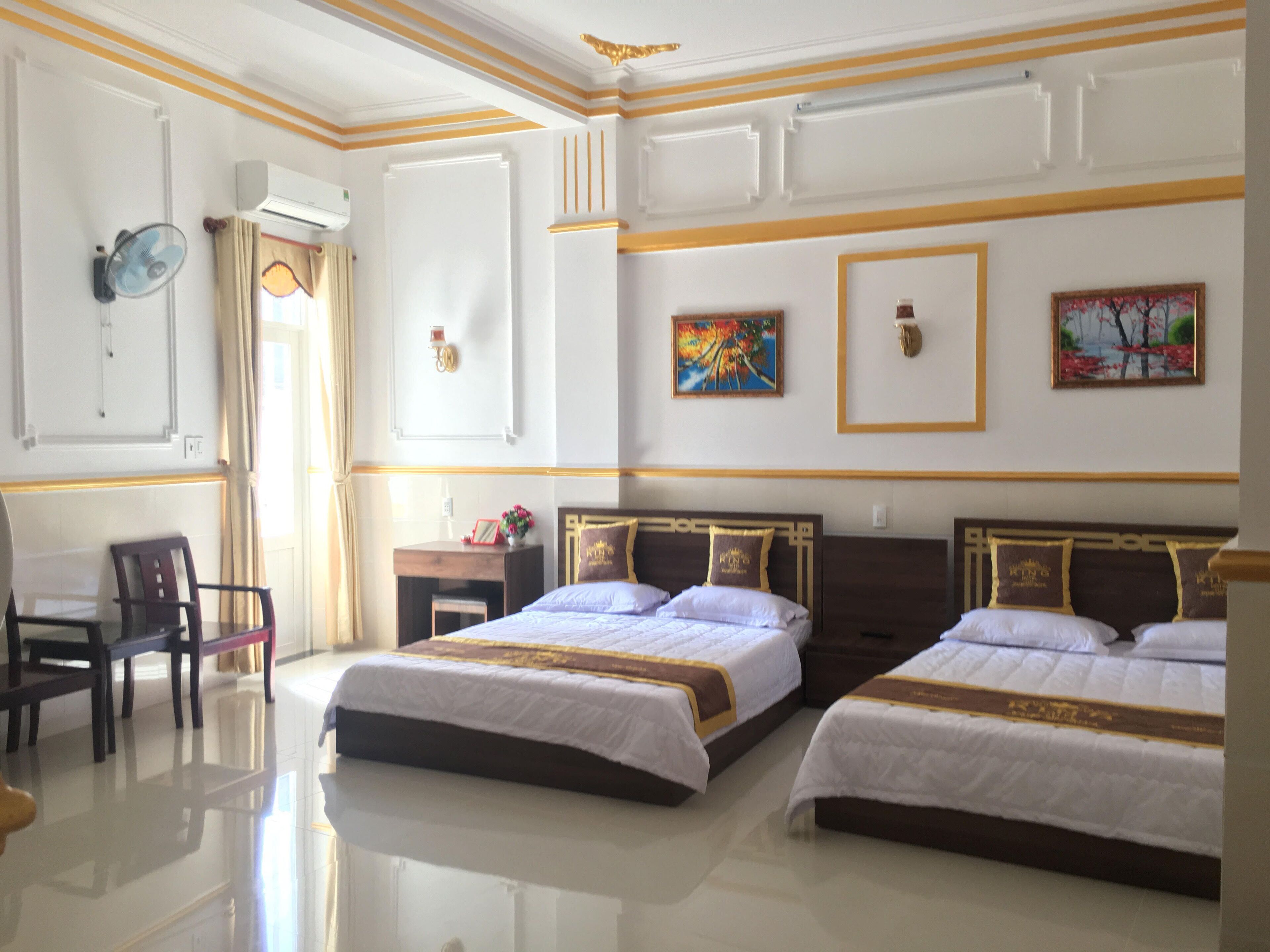 Deluxe tweepersoonskamer, 2 queensize bedden, roken, koelkast | 1 slaapkamer, een bureau, gratis wifi, beddengoed