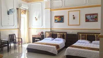 Deluxe tweepersoonskamer, 2 queensize bedden, roken, koelkast | 1 slaapkamer, een bureau, gratis wifi, beddengoed