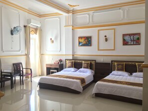 Dobbeltrom – deluxe, 2 queensize-senger, røyk, kjøleskap | 1 soverom, skrivebord, wi-fi (inkludert) og sengetøy