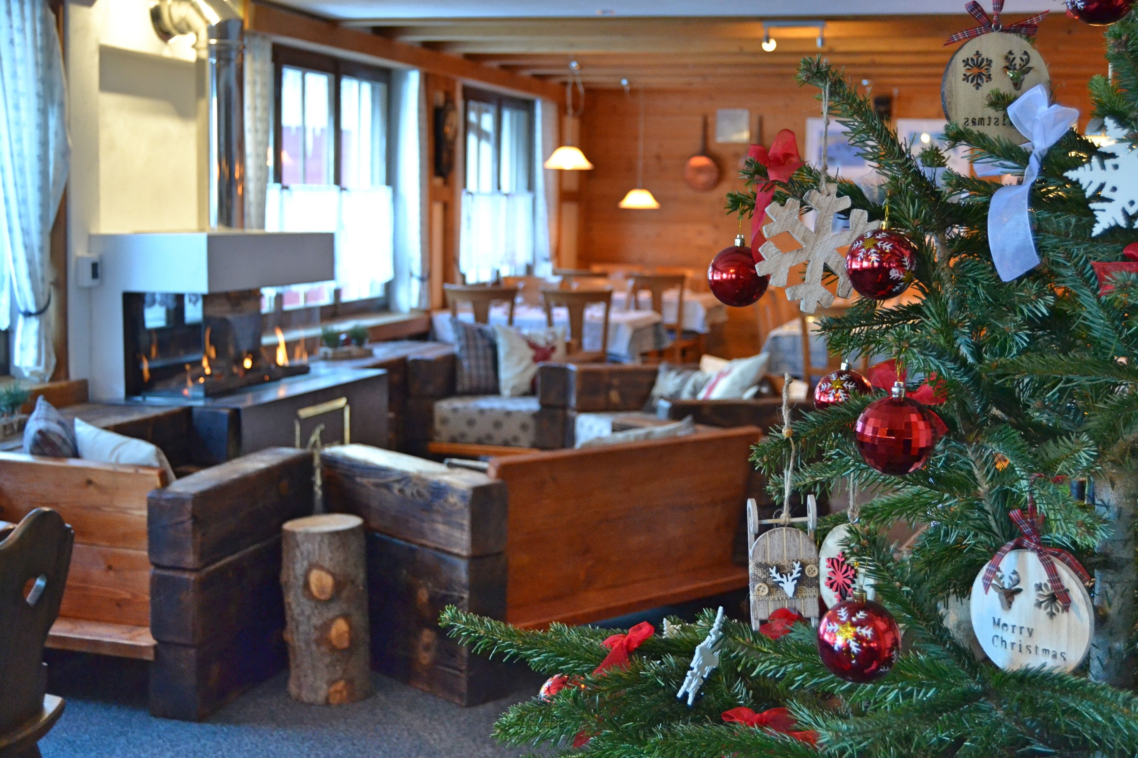 Déjeuner et dîner servis sur place, spécialités Cuisine locale