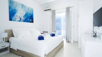 Deluxe Studio, 1 Bedroom, Kitchenette, Garden View | 1 bedroom, desk, blackout drapes, iron/ironing board
