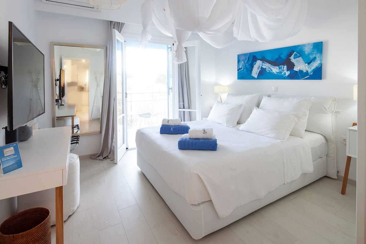 Exclusive Studio Suite, 1 Bedroom, Fireplace, Garden View | 1 bedroom, desk, blackout drapes, iron/ironing board