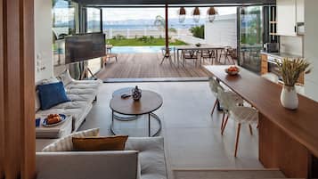 Design-Villa | Wohnbereich | 43-Zoll-Smart-TV mit Premium-TV-Sendern, Fernseher, Netflix
