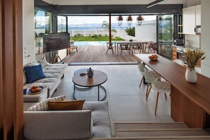 设计别墅 | 起居区 | 43-英寸智能电视（配备收费电视频道）、电视、Netflix