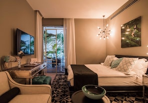 Deluxe-Suite, Poolblick | Minibar, Schreibtisch, schallisolierte Zimmer, Bügeleisen/Bügelbrett