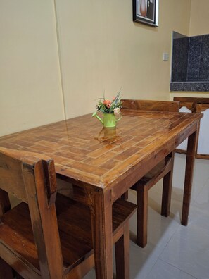 Rom (Ipil) | Spiseområde på rommet