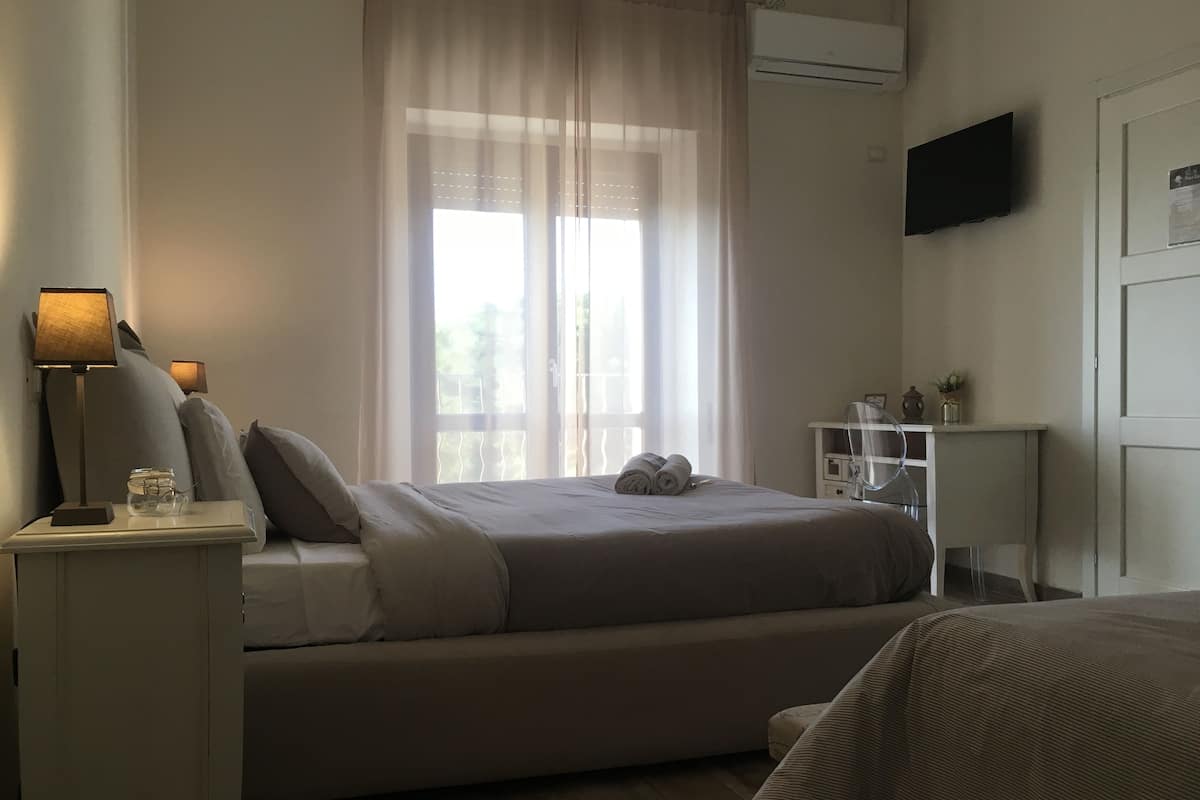 Driepersoonskamer | Luxe beddengoed, donzen dekbedden, bedden met traagschuimmatras