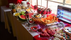 Una mesa de buffet con diversos alimentos y un purificador de aire Eurolux.