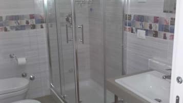 Chuveiro, toalhas de banho