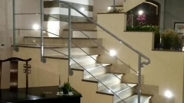 Eine Treppe mit Metallgeländern und einem gemusterten Teppich.