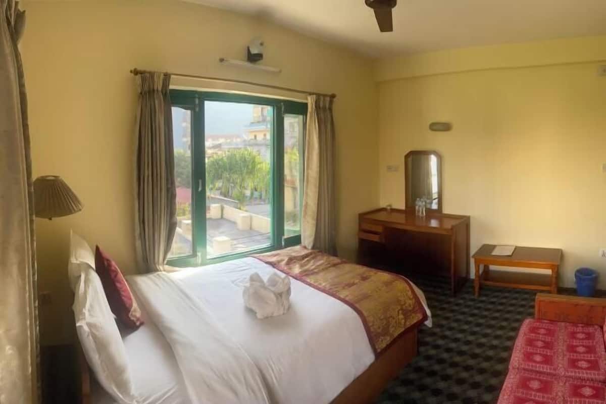 In-room safe, desk, free WiFi